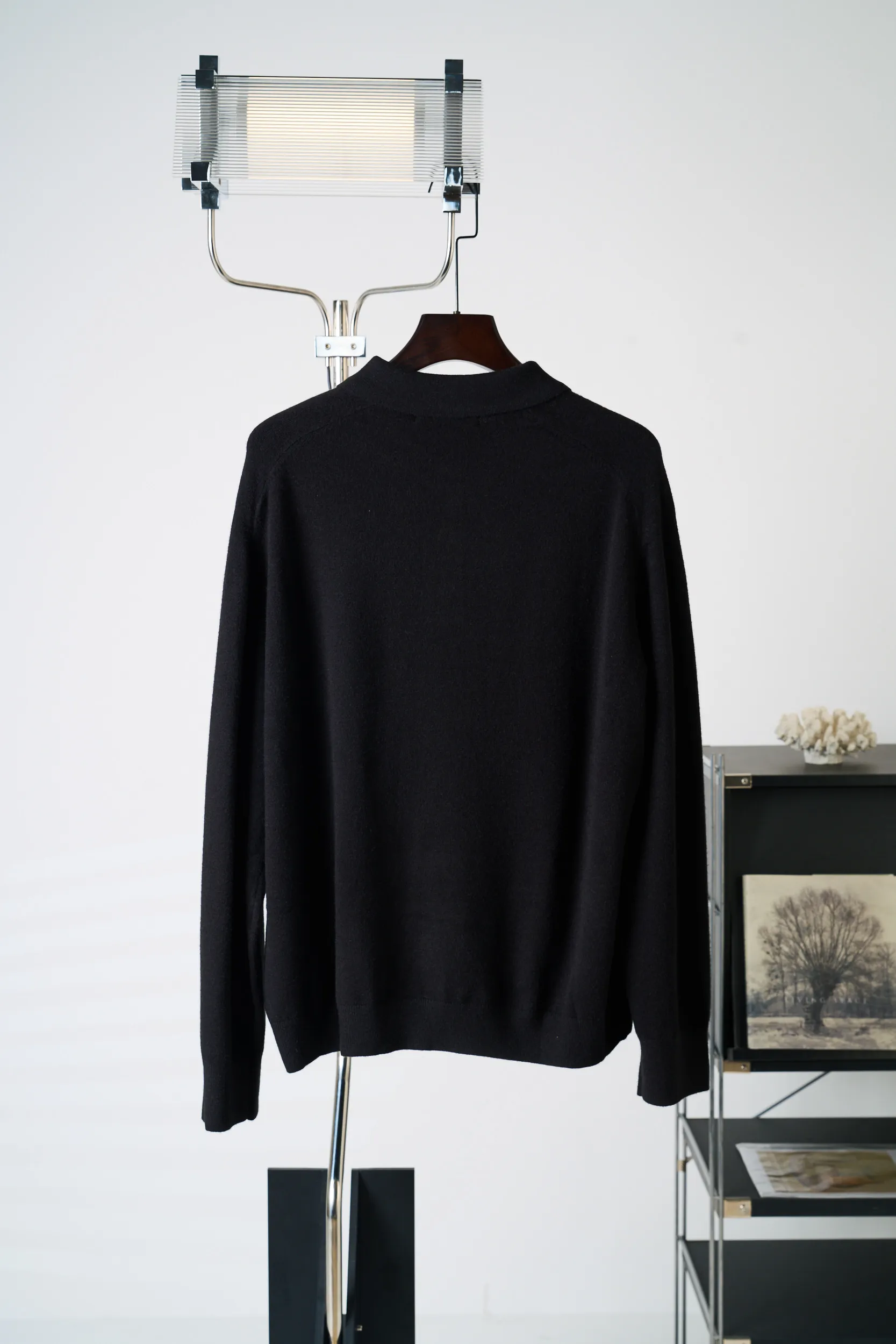 [Real auction] Acne Studios logo embroidered knitted polo shirt [In Stock] S M L The fabric is made of wool + yak hair blend. The wool ensures skin-friendly warmth and breathability. The yak hair improves the stiffness and wrinkle resistance of the fabric. It combines softness and pattern support. High-density jersey knitting technique is used. The yarns are finely intertwined. There are no excess floating threads on the surface. It feels soft and waxy and does not scratch the skin. It has a moderate weight and can be worn alone in spring and autumn. It can be worn as an inner layer in winter without feeling heavy or bulky. Ready-made garments undergo pre-shrunk + soft finishing processes to prevent shrinkage during the first wash while neutralizing the roughness of the fabric and maintaining long-term smoothness. Ready-to-wear deodorization treatment removes odors from new materials. Adopts a three-dimensional and slightly loose version. The shoulder line falls naturally. Suitable for different shoulder shapes. Garment length reaches hips. Modifies body proportions. Not picky about body shape. Ribbed closing process. High-elastic rib knitting for cuffs and hem. Precision sewing seams. The embroidery process on the left chest "Acne Studios est" adopts computerized precision flat embroidery + three-dimensional thread filling process. The embroidery thread is made of high-twist polyester thread, which is friction-resistant and does not fade. The embroidery edges are neat and burr-free. The stitch spacing is even (about 8-10 stitches/cm) for a full sense of recognition and sophistication. The whole garment is sewn with high-density double-thread overlock. The stitch spacing is 0.3-0.5cm. Key parts (shoulder seams, side seams) are reinforced with double threads to prevent open threads. The inner hemming treatment reduces friction and improves wearing comfort. The dyeing process adopts alcohol black fixation dyeing technology. The dye penetrates into the fiber and undergoes multiple fixation treatments. It is not easy to lose color during washing and cross-color to maintain the purity of Black.